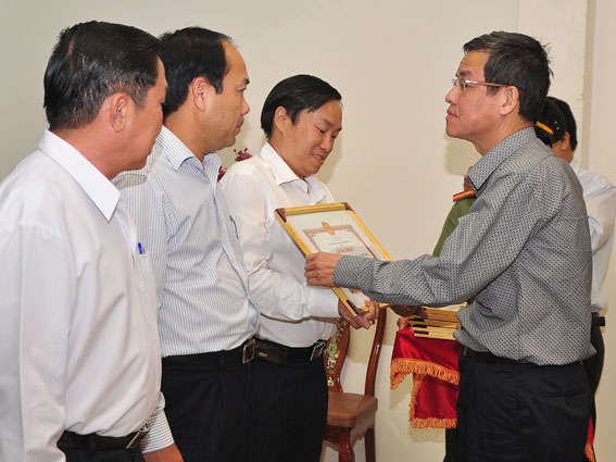 Chairman Dinh Quoc Thai presents certificates of merit to 5 collectives and 4 individuals for their contributions to the Fund