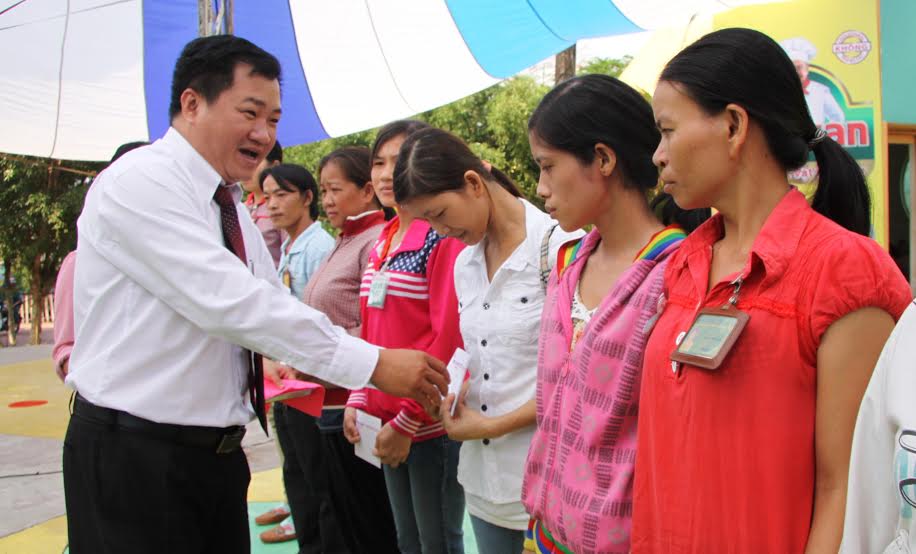 Phó chủ tịch Liên đoàn Lao động tỉnh Tăng Quốc Lập tặng quà cho công nhân nghèo