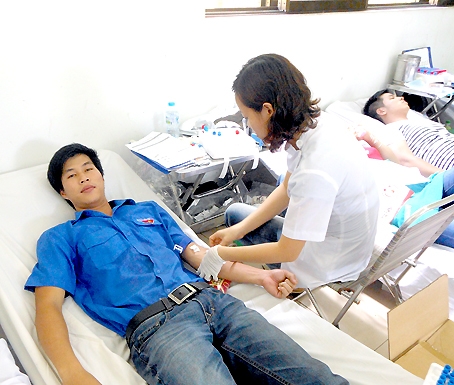 Đoàn viên thanh niên, cán bộ, công chức tham gia hiến máu nhân đạo tại TP.Biên Hòa.