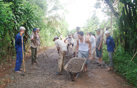  Vận động nhân dân làm đường giao thông nông thôn ở xã Hưng Lộc (huyện Thống Nhất).