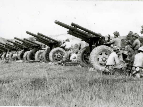 Pháo binh sẵn sàng nổ súng tiêu diệt địch ở chiến dịch Điện Biên Phủ (Ảnh tư liệu: TTXVN)