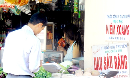 Thuốc đặc trị viêm xoang gia truyền được bán tại tiệm tạp hóa ở KP.1, phường Tân Hiệp (TP.Biên Hòa).  Ảnh: V.CHÍNH
