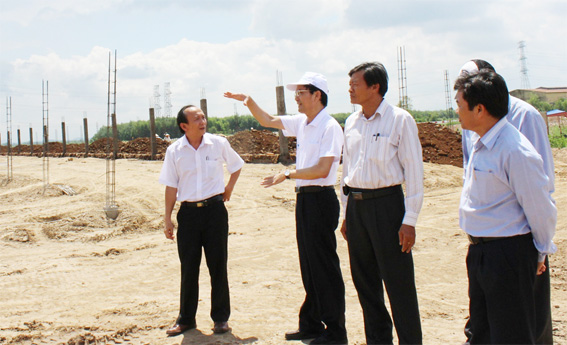 Phó chủ tịch UBND tỉnh Võ Văn Chánh thăm dự án chăn nuôi Xuân Thành. Ảnh: B.Nguyên