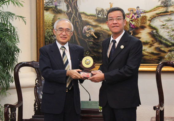 Chairman Dinh Quoc Thai (L) presenting a momento to representative of JBAH
