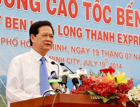 Prime Minister Nguyen Tan Dung speaks at the ceremony