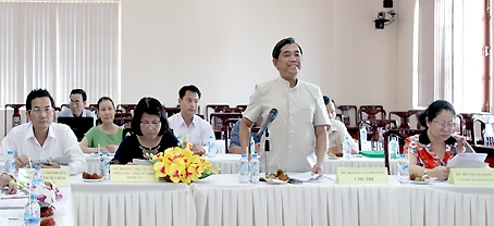 Trưởng ban Tuyên giáo Tỉnh ủy Huỳnh Văn Tới phát biểu tại hội nghị trực tuyến kiểm tra chỉ thị, nghị quyết của Đảng 6 tháng đầu năm 2014.