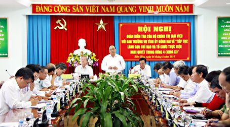 Deputy PM Nguyen Xuan Phuc speaks at the session.
