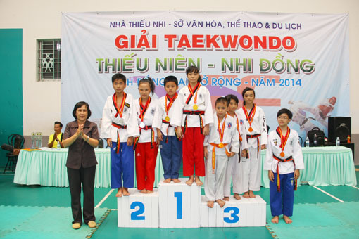 The organizing board presents medals to the winners