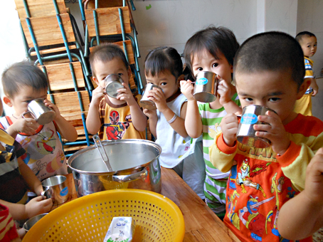 Children of Baby Sun pre-school in Bien Hoa city's Long Binh ward drinking milk