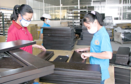 Sản xuất gỗ tại Xí nghiệp gỗ Long Bình (Khu công nghiệp Biên Hòa 1, TP. Biên Hòa).