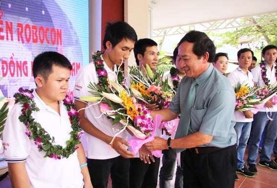 Vice Chairman Nguyen Thanh Tri presents flowers to Lac Hong University Robocon team.