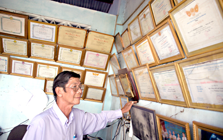 Soạn giả A Lý Phượng Tuyền bên những bằng khen, giấy khen có được từ các cuộc thi, trại sáng tác do các tỉnh, thành trong cả nước trao tặng.