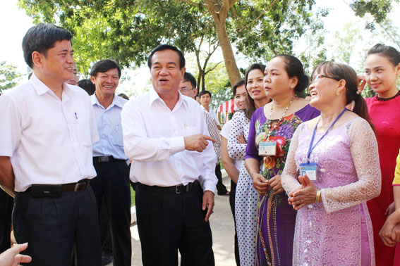 Đoàn thăm trường mầm non tại xã Xuân Thọ. Ảnh: B.Nguyên