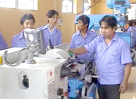 Thực hành nghề hàn công nghiệp tại Trung tâm dạy nghề huyện Định Quán. Ảnh: C.Nghĩa