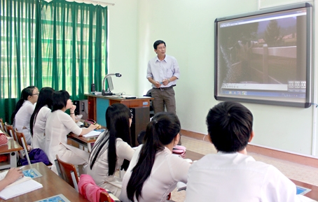 Một lớp học tiếng Anh với bộ thiết bị tiên tiến của Trường THPT Long Khánh.