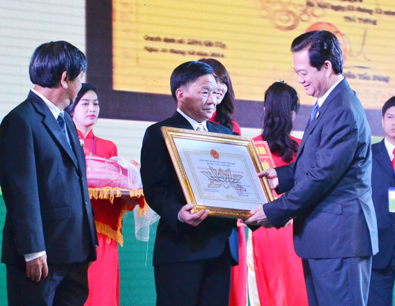 Thủ tướng Nguyễn Tấn Dũng trao Bằng công nhận nông thôn mới cho huyện Xuân Lộc (Ảnh: K.Giới)