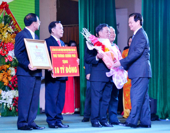 Thủ tướng Nguyễn Tấn Dũng trao công nhận nông thôn mới cho TX. Long Khánh (Ảnh: K.Giới)