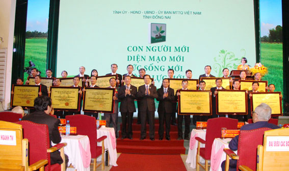 Thủ tướng Chính phủ Nguyễn Tấn Dũng và lãnh đạo tỉnh chụp ảnh lưu niệm với các xã đạt danh hiệu Nông thôn mới (Ảnh: Công Nghĩa)