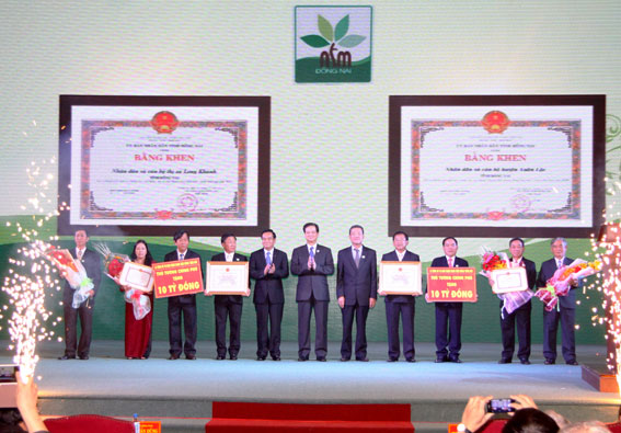 Thủ tướng Chính phủ và lãnh đạo tỉnh tặng thưởng cho hai đơn vị Xuân Lộc và Long Khánh hoàn thành chương trình xây dựng nông thôn mới (Ảnh: Công Nghĩa)