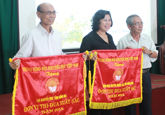 Chủ tịch Hội Khuyến học tỉnh trao cờ thi đua xuất sắc của Trung ương Hội Khuyến học Việt Nam cho các đơn vị