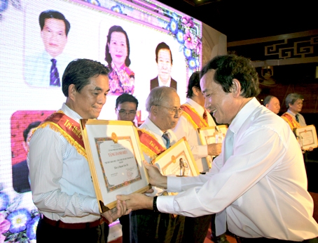 Ông Huỳnh Văn Tới được tỉnh Đồng Nai tôn vinh trí thức khoa học - công nghệ tiêu biểu vào tháng 5-2014.