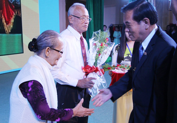 Bí thư Tỉnh ủy Trần Đình Thành trao hoa cho các đồng chí nguyên là lãnh đạo Tỉnh ủy
