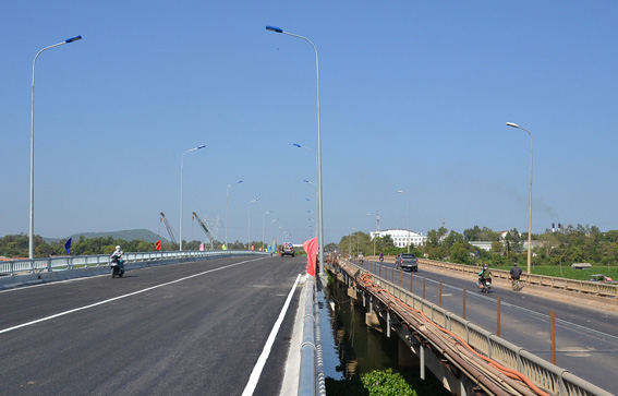 Cầu mới (bên trái) và cầu cũ được bắc song song, khi đưa cầu mới vào hoạt động sẽ dừng lưu thông qua cầu cũ để nâng cấp. Ảnh: V.Nam