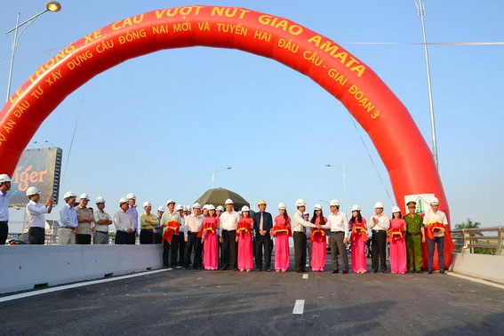 Phó chủ tịch UBND tỉnh Trần Văn Vĩnh cùng Thứ trưởng Bộ Giao thông – vận tải cắt băng khánh thành thông xe cầu vượt Amata