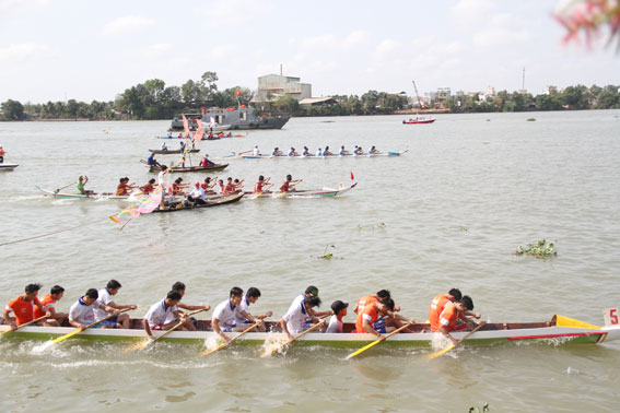 Các đội thuyền xuất phát vòng chung kết 1.000m
