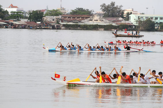 Các đội thuyền so kè nhau trên đường đua