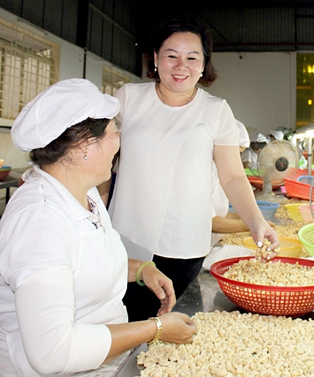 Với bà Nguyễn Thị Nhung (đứng), luôn gắn lợi ích của doanh nghiệp với người lao động. Ảnh: B.NGUYÊN