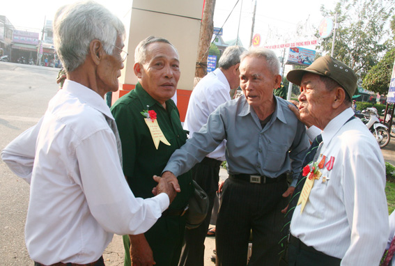 Các cựu chiến binh trò chuyện trong ngày về dự lễ.