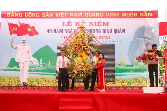 Đồng chí Trần Đình Thành, thay mặt Tỉnh ủy, HĐND, UBND, Ủy ban MTTQ tỉnh tặng hoa chúc mừng nhân kỷ niệm 40 năm Ngày giải phóng Định Quán