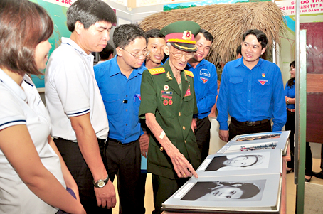 Thế hệ trẻ không quên những năm tháng hào hùng của dân tộc. Trong ảnh: Đoàn viên thanh niên huyện Nhơn Trạch và Anh hùng lực lượng vũ trang nhân dân, Đại tá Lê Bá Ước cùng ôn lại truyền thống.
