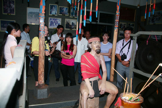Du khách đến tham quan tại Bảo tàng Đồng Nai trong sáng ngày 2-5-2015.