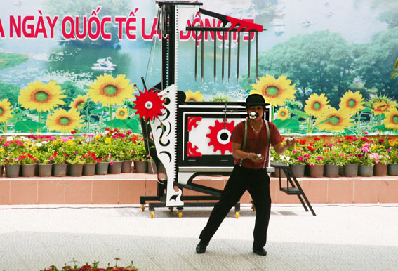 Biểu diễn tung hứng trong chương trình nghệ thuật tại Khu du lịch Bửu Long