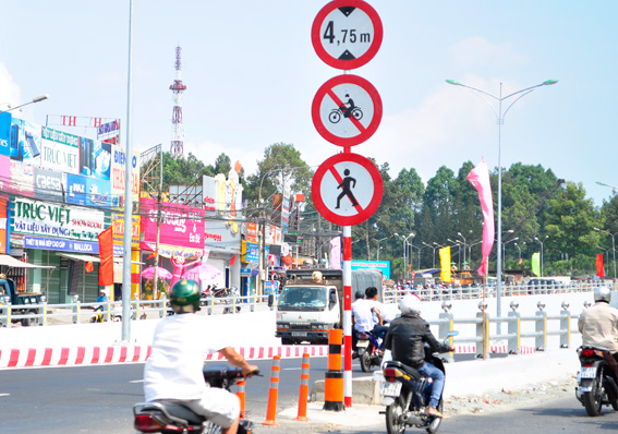Ngay đầu đường dẫn vào hầm chui Tam Hiệp được cắm biển báo cấm các loại xe gắn máy.