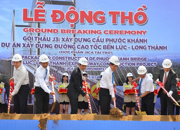 Thứ trưởng Bộ Giao thông vận tải Nguyễn Ngọc Đông (thứ 3 từ phải qua) thực hiện nghi thức động thổ gói thầu J3