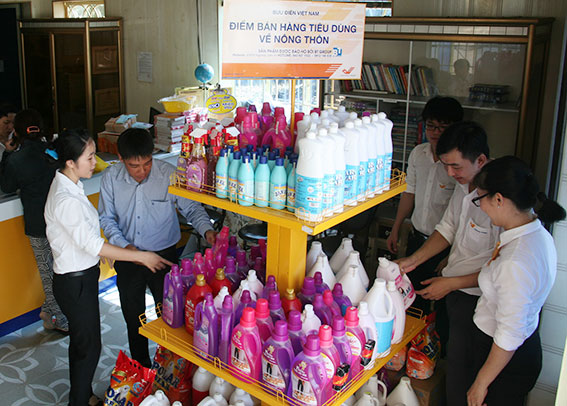 Góc kinh doanh hàng tiêu dùng tại Điểm Bưu điện Văn hóa xã kinh doanh đa dịch vụ xã Bình Sơn, huyện Long Thành vừa được khai trương trong sáng ngày 1-10.
