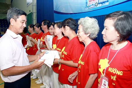 Ban tổ chức trao giải cho các cụ đoàn TDDS Biên Hòa 1 đoạt giải nhất bài thể dục quy định.