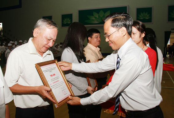 Chánh văn phòng Tỉnh ủy Phạm Xuân Hà, Trưởng ban chỉ đạo trao thư cám ơn cho đại diện các nhà tài trợ