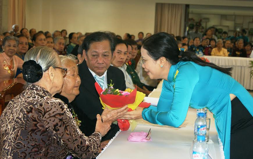 Chủ tịch Hội Liên hiệp phụ nữ tỉnh Lê Thị Ngọc Loan tặng hoa Mẹ Việt Nam anh hùng Nguyễn Thị Quyên (huyện Thống Nhất)