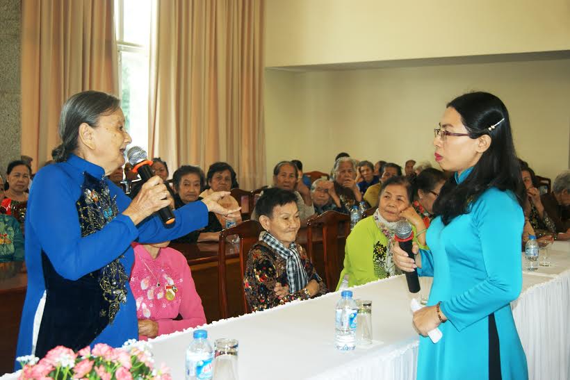 Bà Huỳnh Thị Ngàn, cựu nữ tù chính trị chia sẻ tại buổi họp mặt