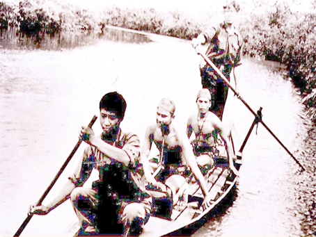 Xuồng đưa 2 chiến sĩ đặc công đi đánh tàu vận tải quân sự trên sông Rạch Lá. Ảnh tư liệu