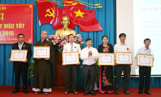đồng chí Đặng Mạnh Trung, Ủy viên Ban TVTU, Trưởng ban Ban Tuyên giáo Tỉnh ủy trao Bằng khen của UBND tỉnh cho gương “Người tốt việc tốt” của tỉnh năm 2015
