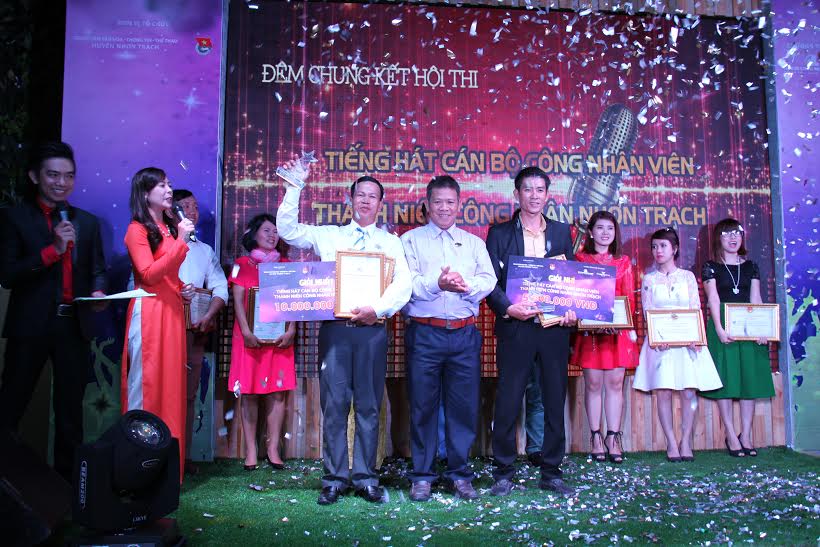 2 Thí sinh Nguyễn Dương Như Cường và Trần Ngọc Hải nhận giải thưởng