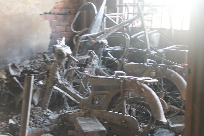  Nhiều xe máy trong xưởng gỗ cũng bị lửa thiêu rụi.