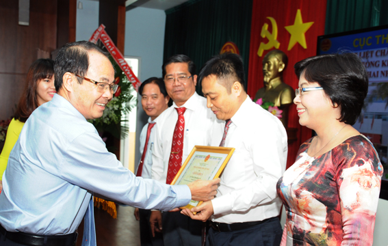 Leader from  General Department of Taxation hands certificate of merit to Dong Nai Taxation Department  for its outstanding performance in tax collection in 2015.