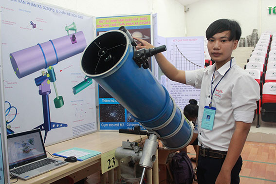 Student introduce project at the contest 