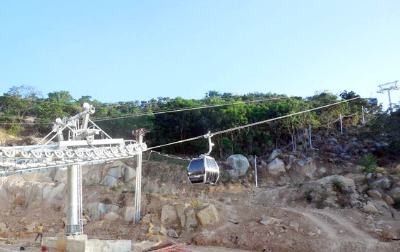 Cáp treo vận hành thủ lên núi